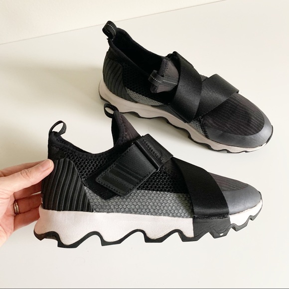 sorel tennis shoes black